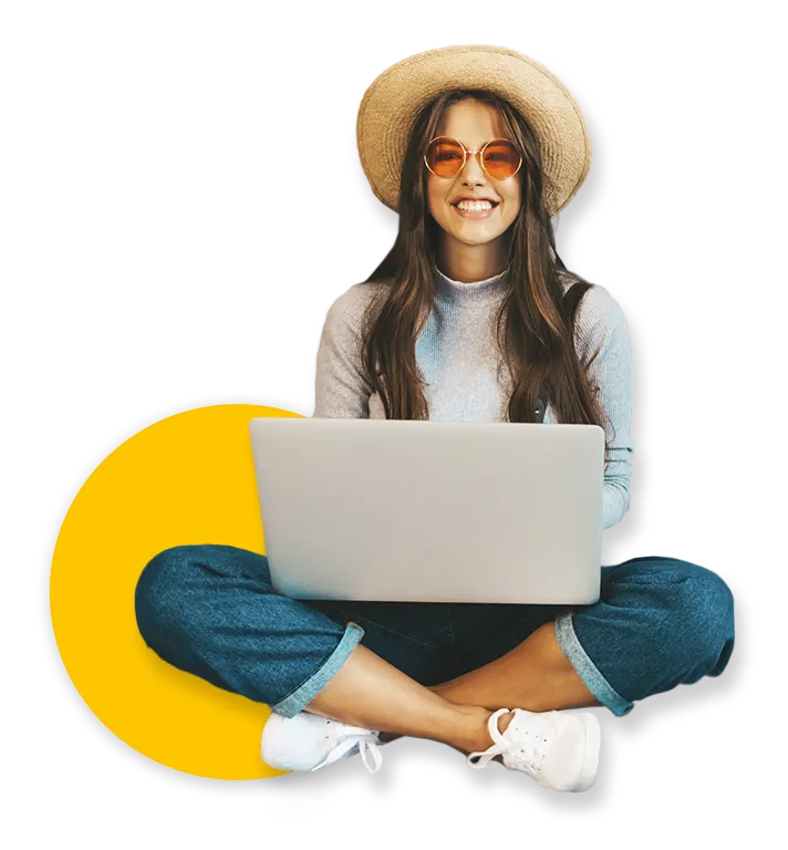 chica de webstore sentada con laptop en las piernas