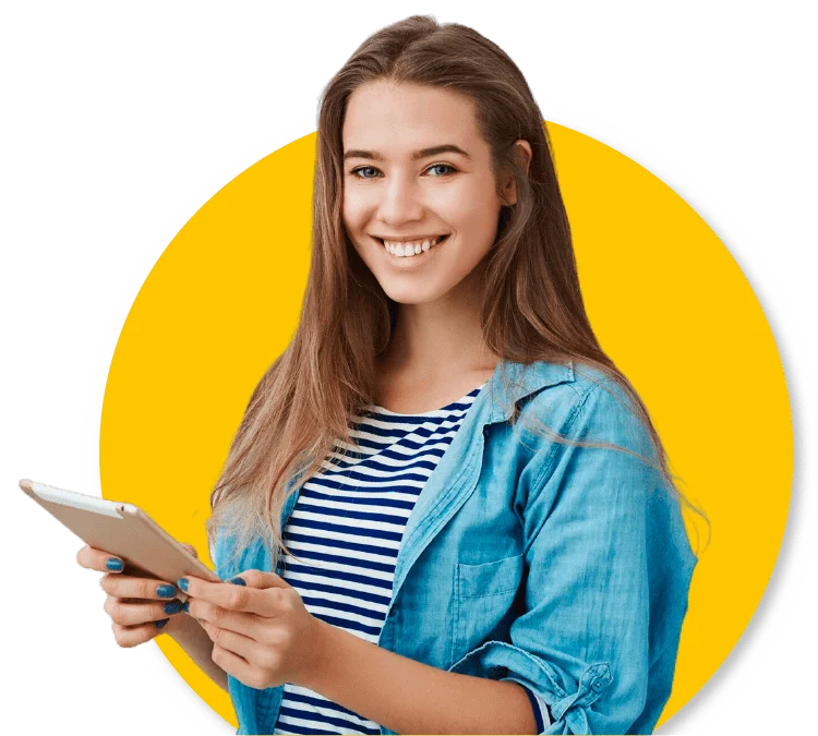 Mujer con tablet en la mano de webstore